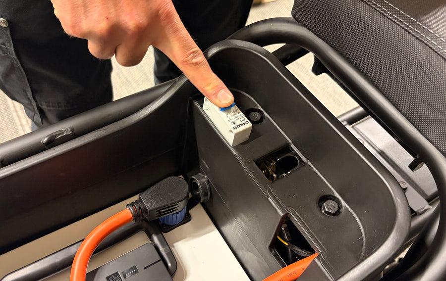 Anslut batteriet